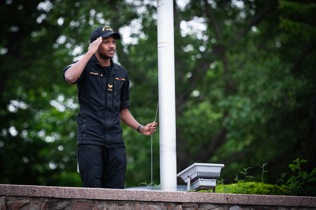 CFB_BFCHalifax's tweet photo. This morning, local #DefenceTeam members attended a National Indigenous Peoples Day flag-raising ceremony at #CFBHalifax, where the Mi’kmaq Grand Council flag was raised. #NIPD2024

📸 MCpl Labossière, @5CdnDiv_5DivCA Public Affairs https://t.co/4rzSiLbgtC