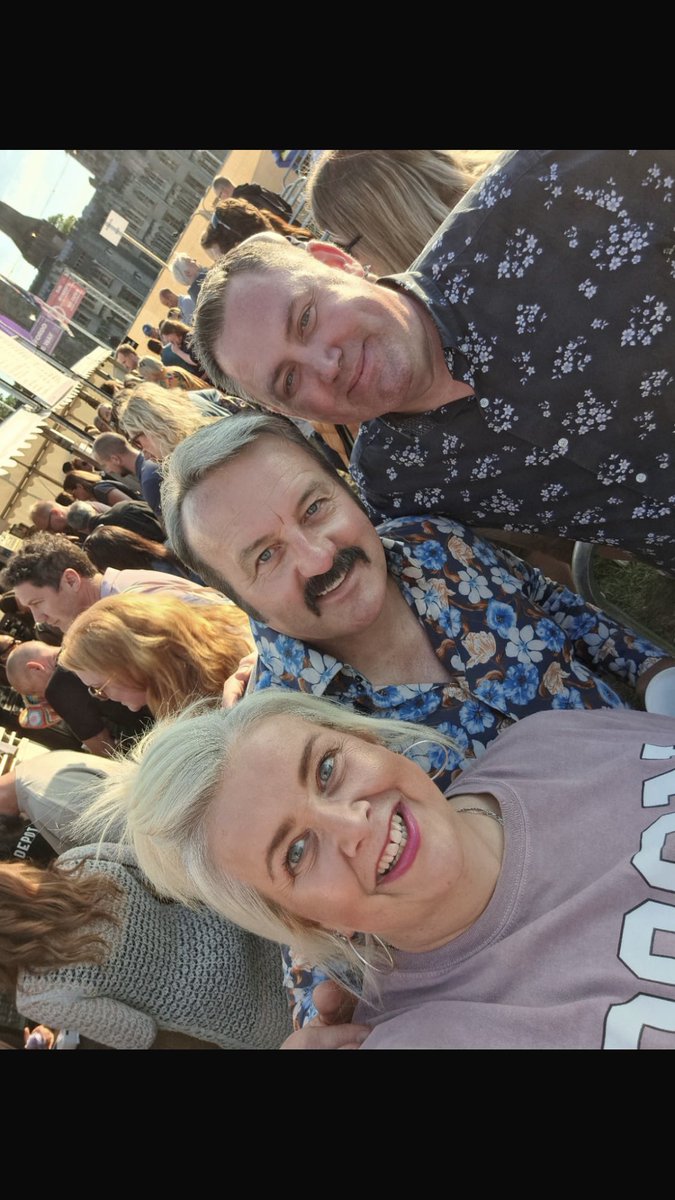 Humdinger1975's tweet image. Great to meet you @MikeBubbins shit shirt central at Crowded House! #TopMan