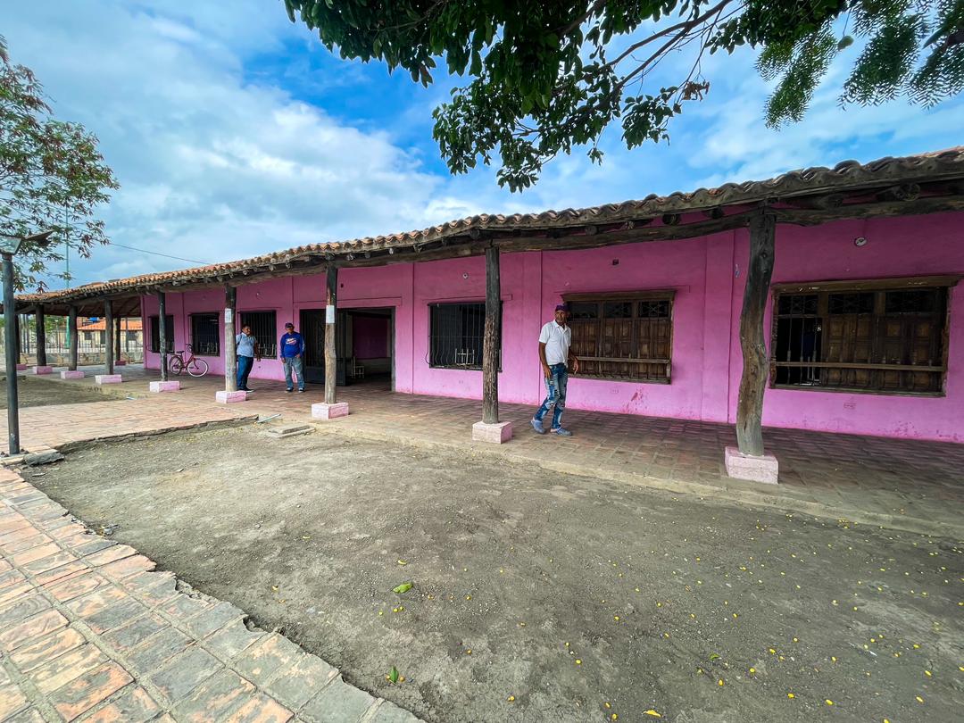 #21Jun La Ministra de Educación <a href="/_LaAvanzadora/">Yelitze Santaella</a> junto al secretario de <a href="/Educacionlara/">Educación Lara</a> realizó inspección de los espacios del Liceo Bolivariano de Tintorero, municipio Jiménez.