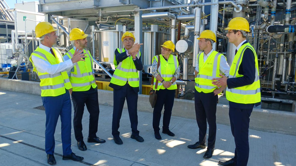 tomhunt100's tweet image. Great to join @peterkyle at the Advanced Manufacturing Research Centre today. 

@TheAMRC turns world-leading research into huge practical improvements for industry. It's a major innovation asset, central to creating new jobs and growth in our region.