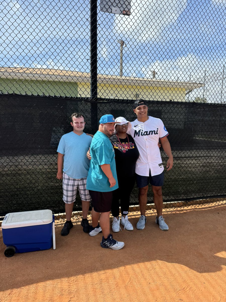 DanielAlvarezEE's tweet photo. Jesús Luzardo, Declan Cronin y Dane Myers y la #MarlinsFoundation están dando una clínica deportiva al WOW Adult Center en Kendall. Una mañana muy especial. https://t.co/xrZhyWEsMJ
