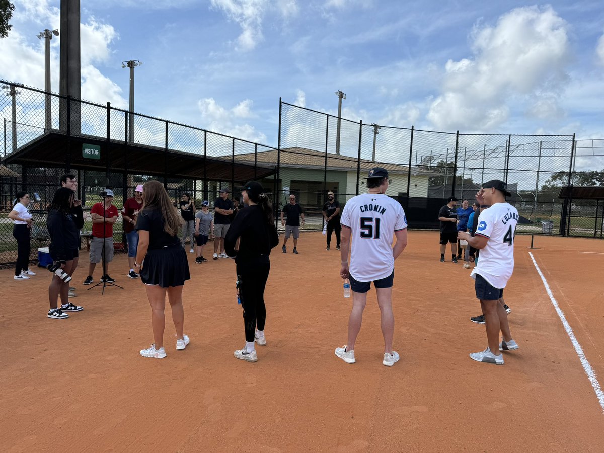 DanielAlvarezEE's tweet photo. Jesús Luzardo, Declan Cronin y Dane Myers y la #MarlinsFoundation están dando una clínica deportiva al WOW Adult Center en Kendall. Una mañana muy especial. https://t.co/xrZhyWEsMJ