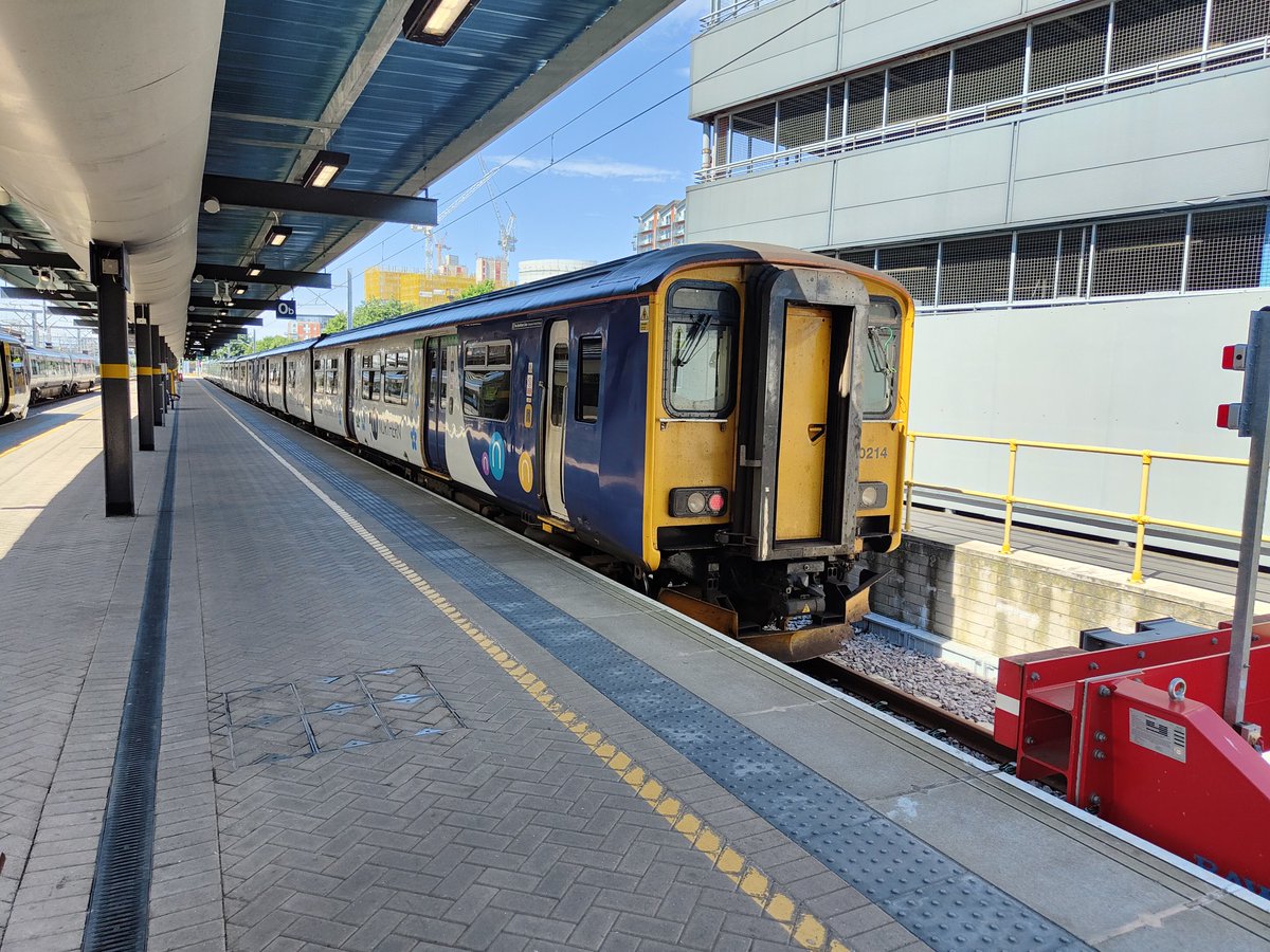 mooretrainmedia's tweet image. Another smorgasbord of rolling stock today at Leeds station in the glorious sunshine @northernassist  #railway #trainspotting #class333 #class158 #class156 #class170