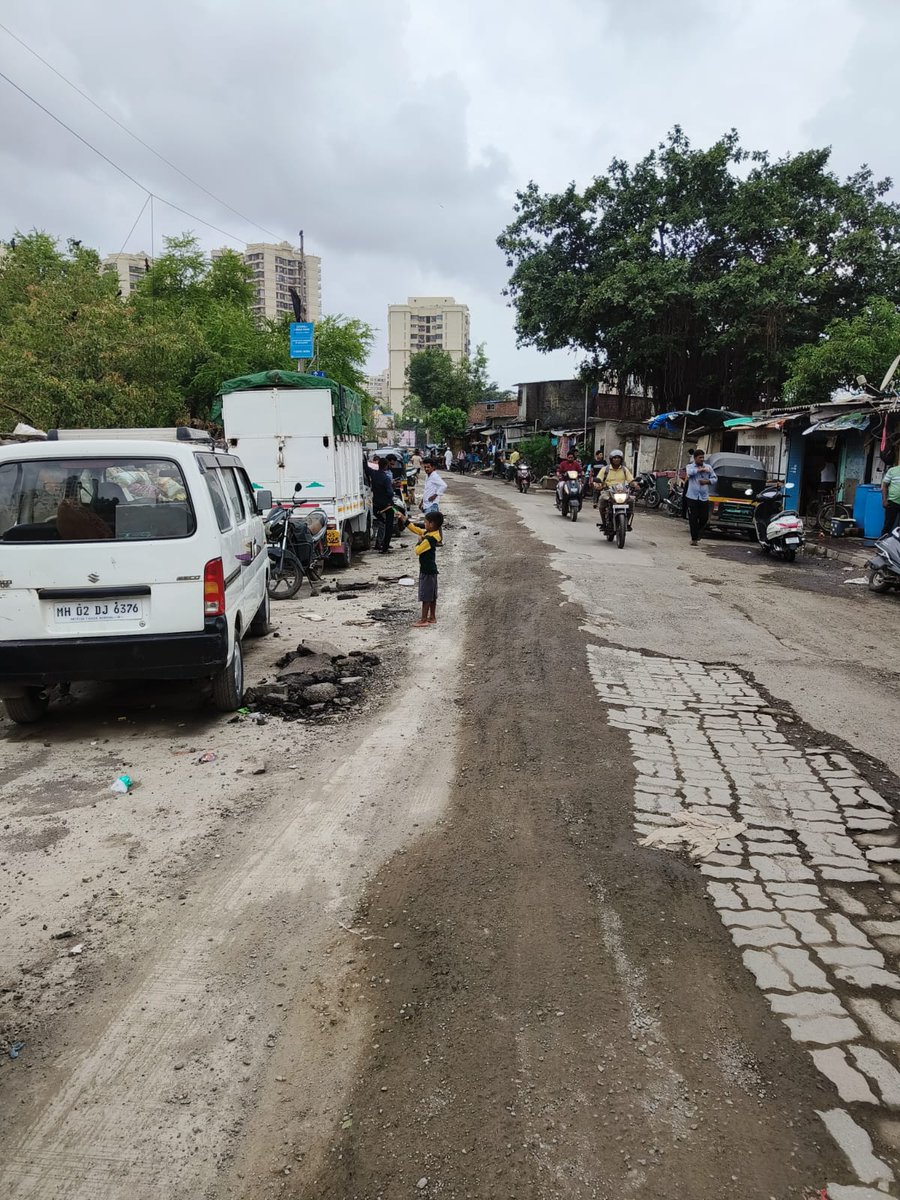 mashrujeet's tweet photo. Status of Mumbai's ₹6000 crore road concretisation work:

Only 15% of the work has been completed since last year. Footpaths have been dug up and left unattended.

 BMC says the work has been stopped due to the monsoons and special care is being taken to finish the work on time.

📷: DP road 9, Chandivali.