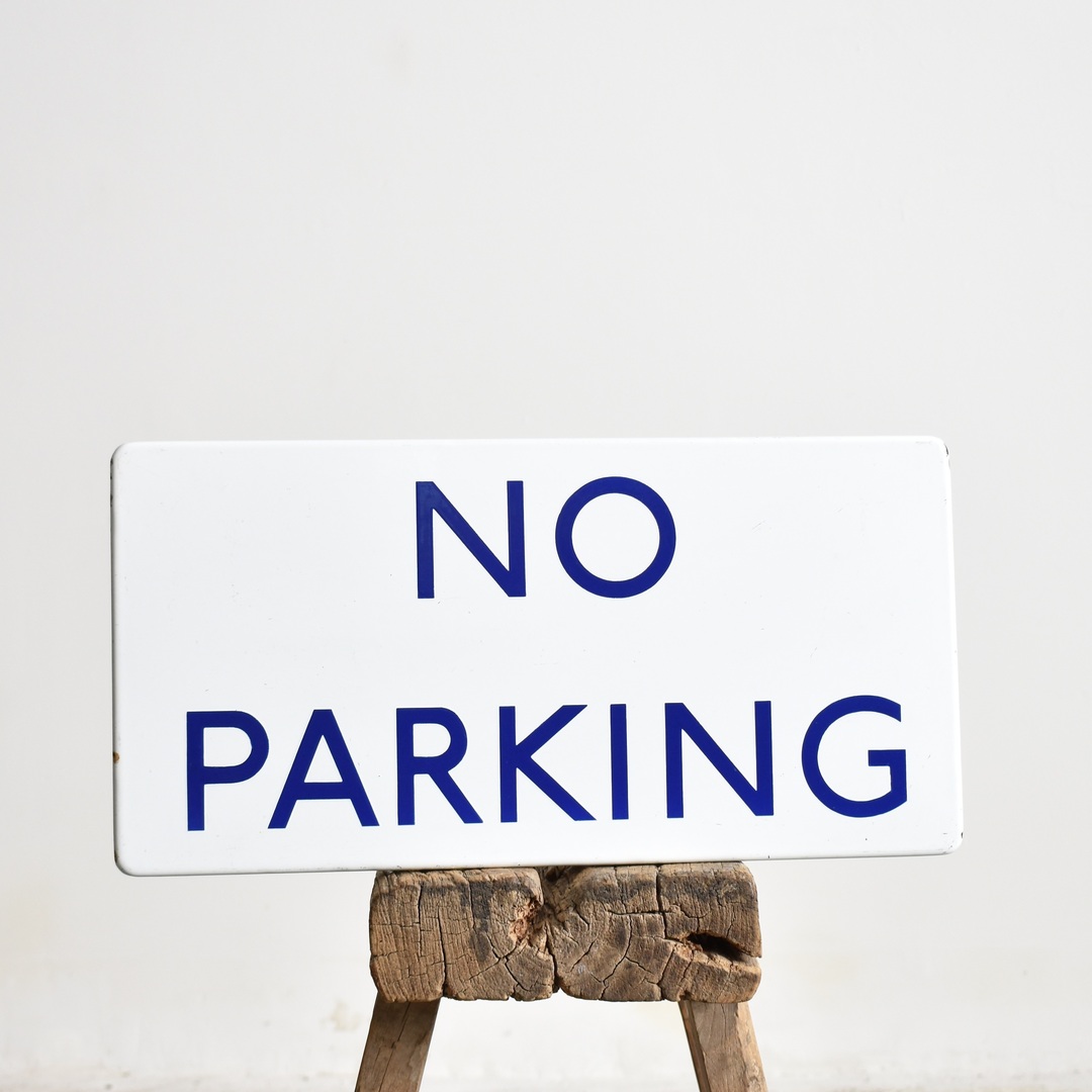 mayflyvintage's tweet photo. An original enamel ‘No Parking’ sign from the London Underground network - online now #enamelsign #londonundergroundsign #londonunderground #noparking https://t.co/4vFtEt7sjg https://t.co/emonmCDOB1