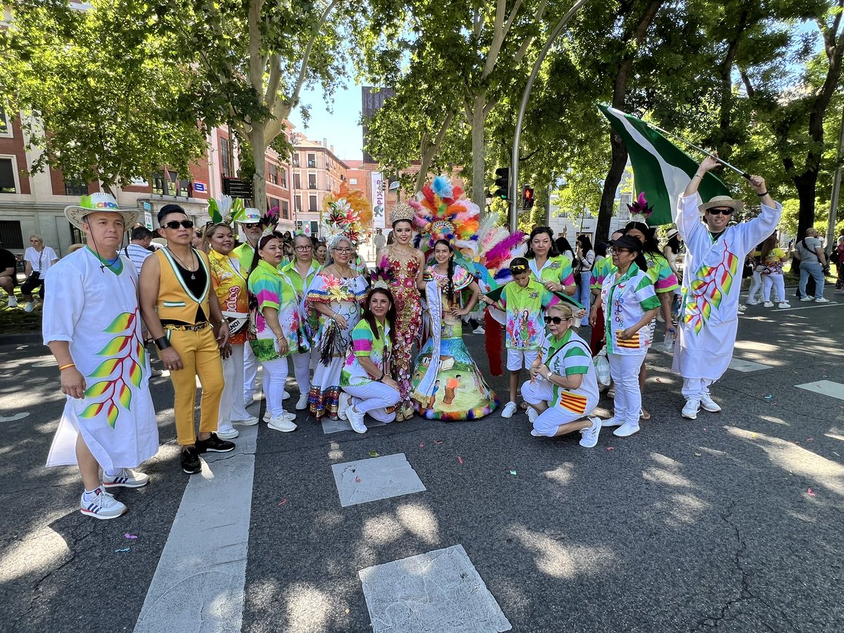 SantaCruzSCZ's tweet photo. 15.06.24 invitados por la #ACCCM a participar del #CorsoCruceño sobre el paseo Del Prado de #Madrid. Hemos gestionado, coordinado, llevado el proyecto #ACCCC #CarnavalCruceño de #Barcelona con la #ComparsaOciosos Coronadores 2024, reina de antaño y reinita infantil. #Carnavalango https://t.co/hBS5fVlXjB