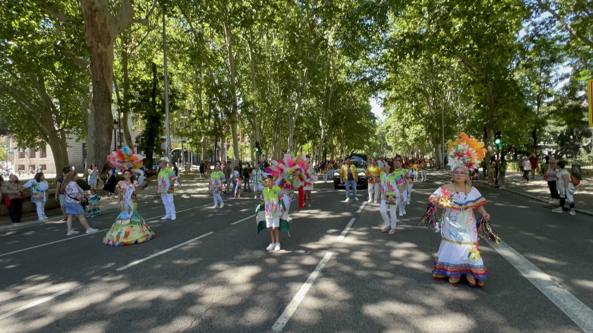 SantaCruzSCZ's tweet photo. 15.06.24 invitados por la #ACCCM a participar del #CorsoCruceño sobre el paseo Del Prado de #Madrid. Hemos gestionado, coordinado, llevado el proyecto #ACCCC #CarnavalCruceño de #Barcelona con la #ComparsaOciosos Coronadores 2024, reina de antaño y reinita infantil. #Carnavalango https://t.co/hBS5fVlXjB