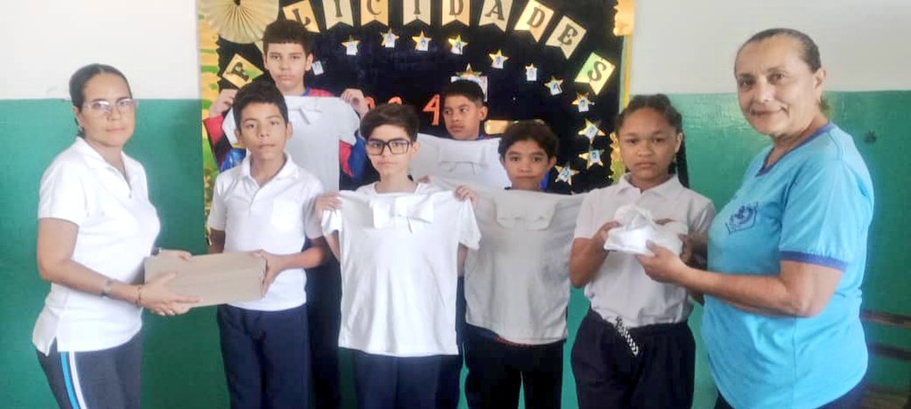 CDCEAragua's tweet photo. Gracias a la gestión del Presidente @NicolasMaduro mediante la aplicación Venapp y el 1x10 del buen gobierno, se realizó la entrega de uniformes escolares a la UEE Gnral. José de San Martin en el mcpio Girardot.
#DeLaManoConMaduro
@_LaAvanzadora 
@MPPEDUCACION https://t.co/KeuSsB8gnv