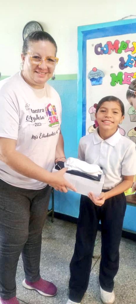 CDCEAragua's tweet photo. Gracias a la gestión del Presidente @NicolasMaduro mediante la aplicación Venapp y el 1x10 del buen gobierno, se realizó la entrega de uniformes escolares a la UEE Gnral. José de San Martin en el mcpio Girardot.
#DeLaManoConMaduro
@_LaAvanzadora 
@MPPEDUCACION https://t.co/KeuSsB8gnv