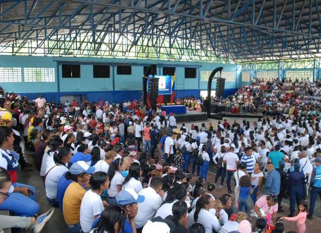 CDCESucre's tweet photo. ¡Honramos a nuestros trabajadores!

Ministra de Educación @_laavanzadora hizo entrega de credenciales de jubilación y titularidades a trabajadores del @mppeducacion del estado Sucre, desde el Gimnasio de la Escuela de Talento Deportivo Arévalo González, municipio Bolívar. https://t.co/Qxh6zsP8NR