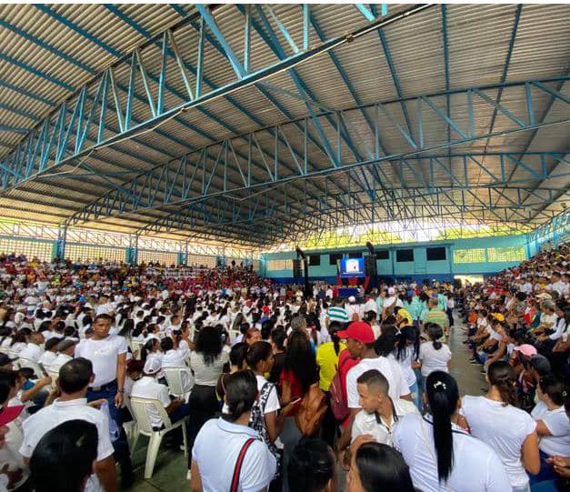 CDCESucre's tweet photo. ¡Honramos a nuestros trabajadores!

Ministra de Educación @_laavanzadora hizo entrega de credenciales de jubilación y titularidades a trabajadores del @mppeducacion del estado Sucre, desde el Gimnasio de la Escuela de Talento Deportivo Arévalo González, municipio Bolívar. https://t.co/Qxh6zsP8NR