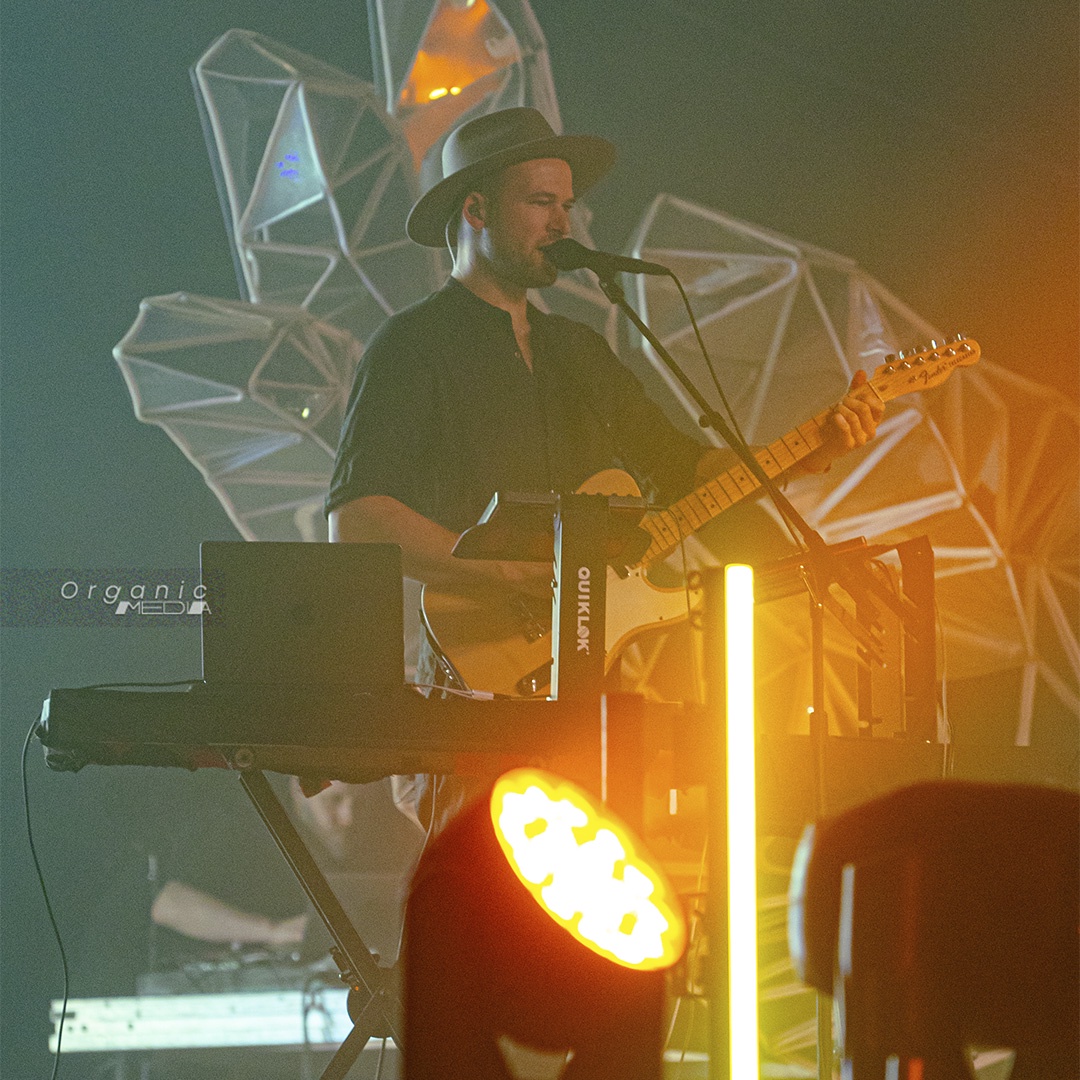 "En la sinfonía de la vida, cada uno de nosotros tiene un papel. 🎼 Descubre cómo la música nos une en una melodía única. #Armonía #Música #Unión #IA"