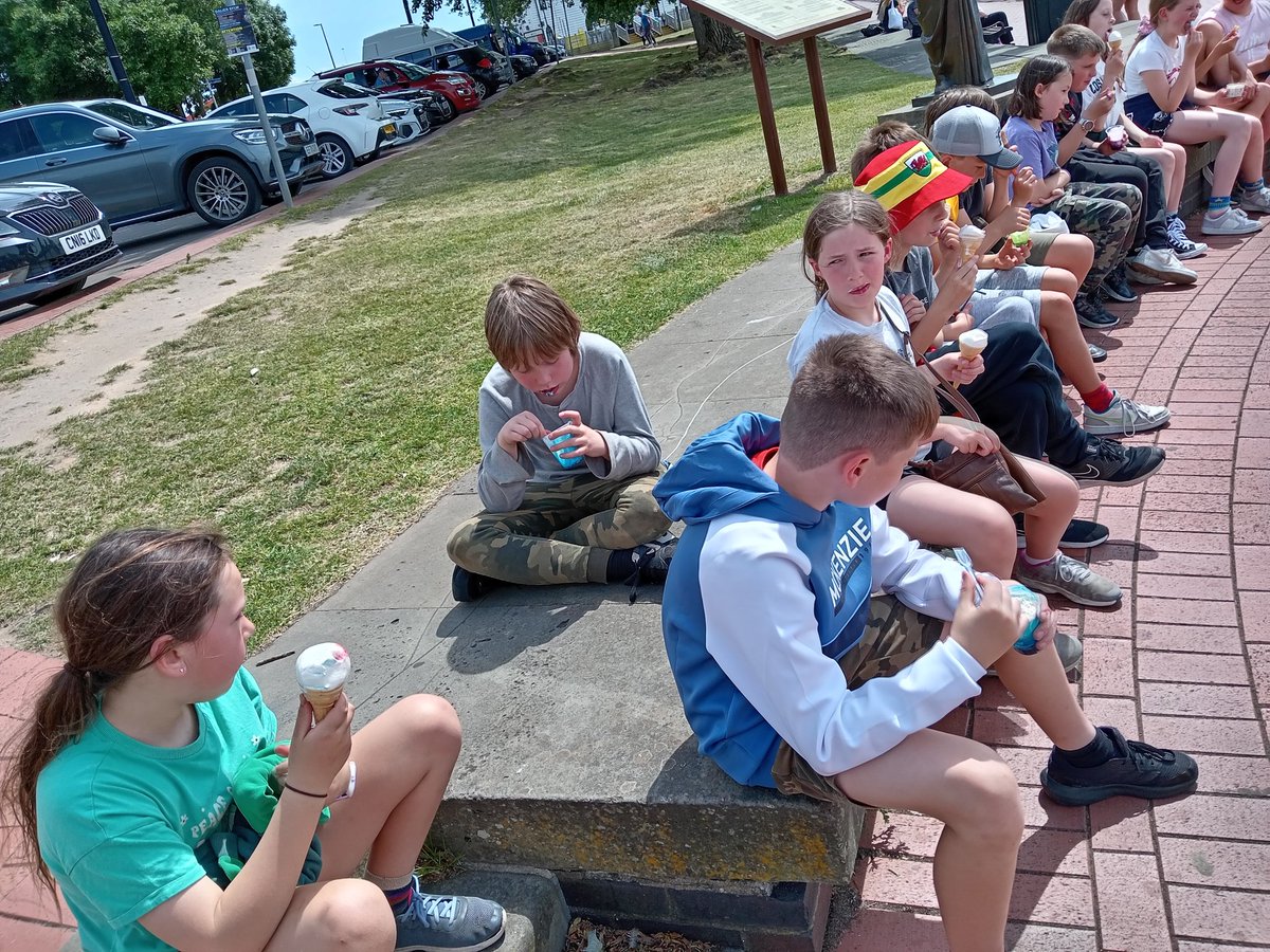 Ail ddiwrnod yn ymlacio o gwmpas y bae. Mynd am dro hamddenol ar hyd y llwybr i Benarth a thaith pleserus i'r ddinas ar y cwch. Gwylio ffilm gyda'n ffrindiau o <a href="/craigyrwylfa/">Ysgol Craig yr Wylfa</a> ac <a href="/YGRhydypennau/">Ysgol Rhydypennau</a> cyn clwydo.
A relaxing walk around the bay, followed by a trip to the city centre.