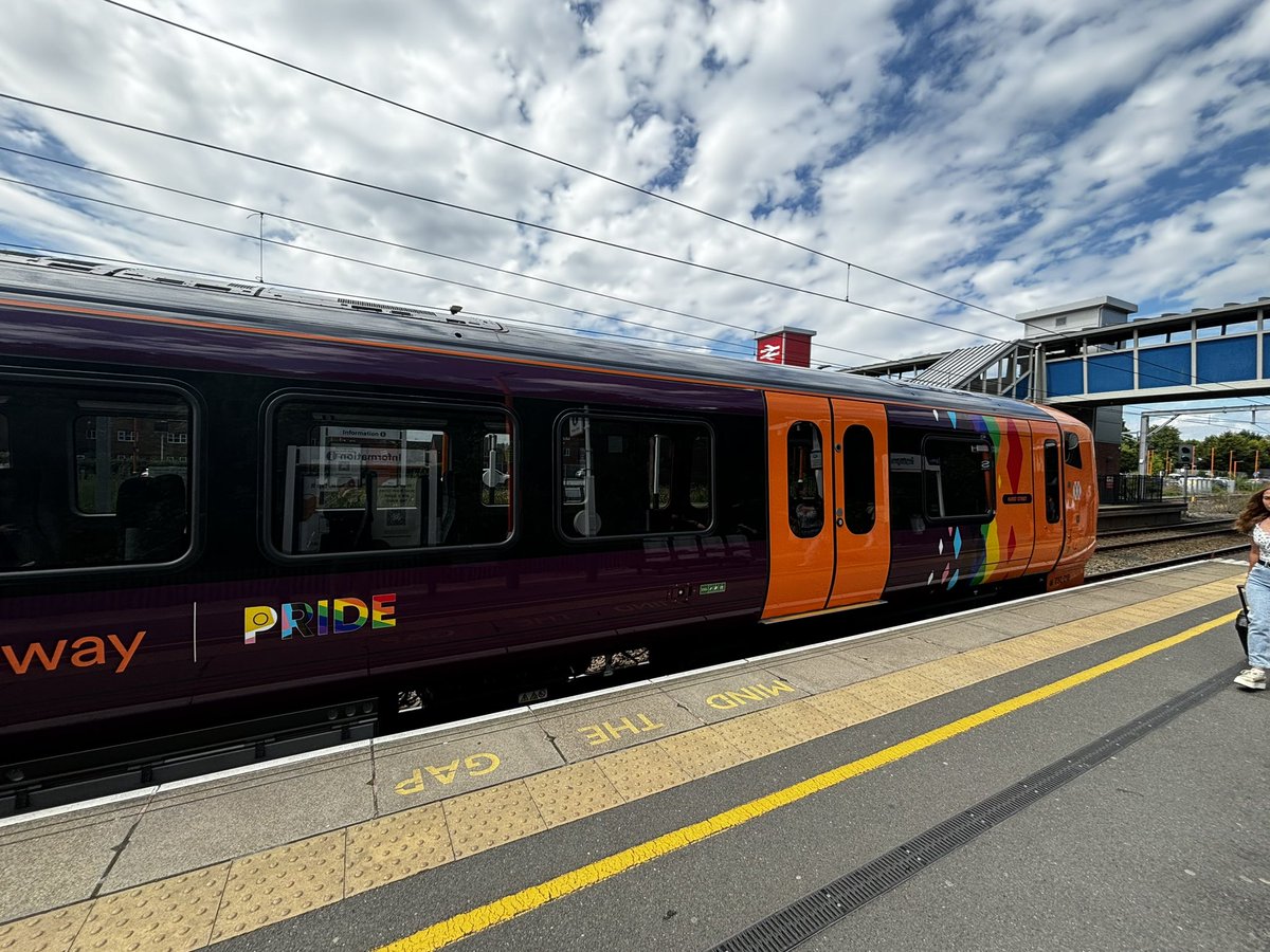 Omg slaying at bromsgrove 🥰🏳️‍🌈🏳️‍⚧️<a href="/WestMidRailway/">West Midlands Railway</a>