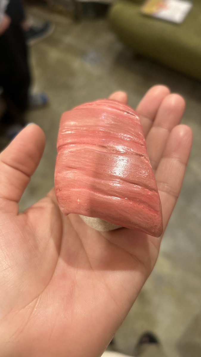 最高に楽しかった♡幸せな時間✨
病み病みだったけど…
行けないかと思ったけど…
心底会えて良かったと思った🥰
目の前で静かな場所で
マイクも通さず聴いた歌声は…
ホントに優しい美しいホッとする声😍
温まりました☺️
じゃんけんで勝ち取った大トロちゃん♡
サイン入り✨✨🤩