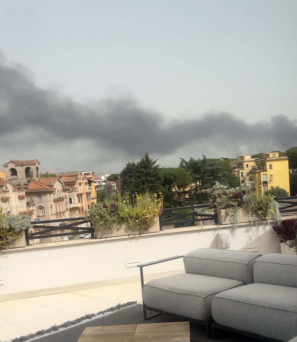 Altro #incendio a #roma perché? Che succede? Non sono complottista. Ma, mi piace capire.