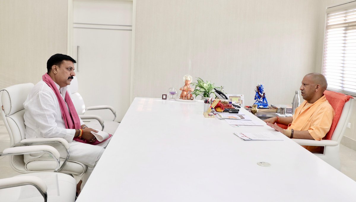 myogioffice's tweet photo. मुख्यमंत्री श्री @myogiadityanath जी महाराज से आज लखनऊ में जनपद सीतापुर के महोली विधान सभा क्षेत्र के माननीय विधायक श्री शशांक त्रिवेदी जी ने शिष्टाचार भेंट की।

इस अवसर पर उन्होंने महाराज जी को अपने क्षेत्र में संचालित विकास परियोजनाओं की प्रगति से अवगत कराया एवं मार्गदर्शन प्राप्त किया। 

@mlashashank