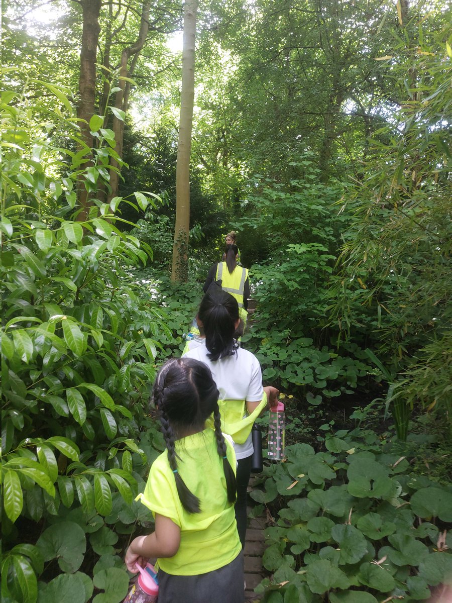 MissBurnsTindal's tweet photo. 🌳 We had a beautiful sunny day with Reception exploring  @MoseleyParkPool and throwing our seed bombs to help grow more wildflowers in our community! 🌼🌸 #teamtindal @arktindal https://t.co/sM5JVAHwSI