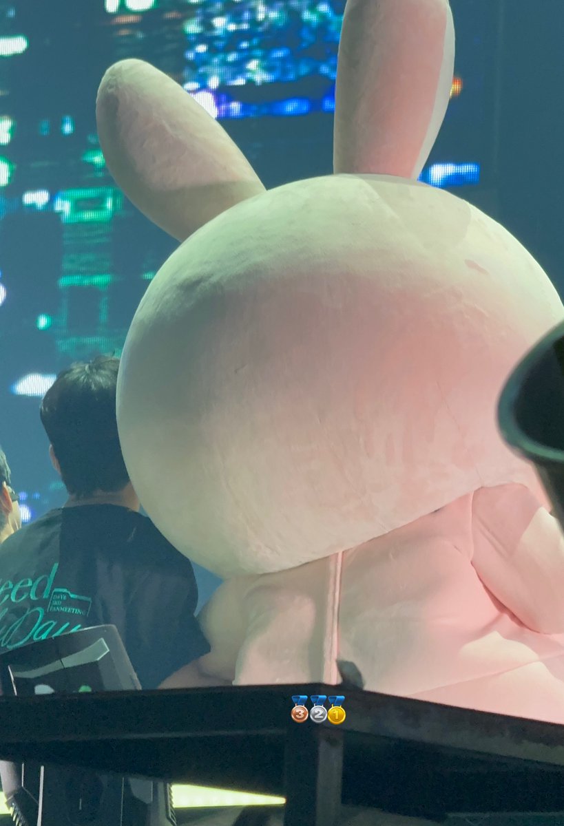 321pil's tweet photo. 화면에 필끼가 너무 꽉 껴요 아아아 귀여워 https://t.co/xo94MpiYgB