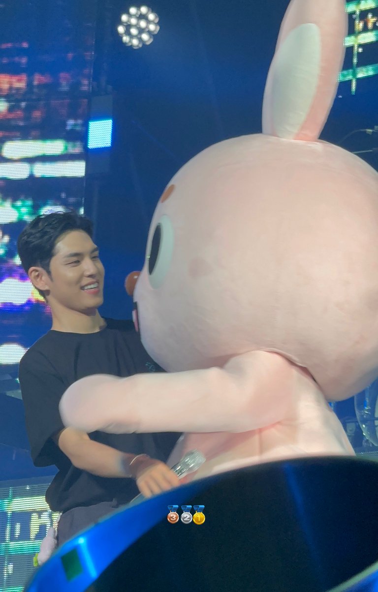 321pil's tweet photo. 화면에 필끼가 너무 꽉 껴요 아아아 귀여워 https://t.co/xo94MpiYgB