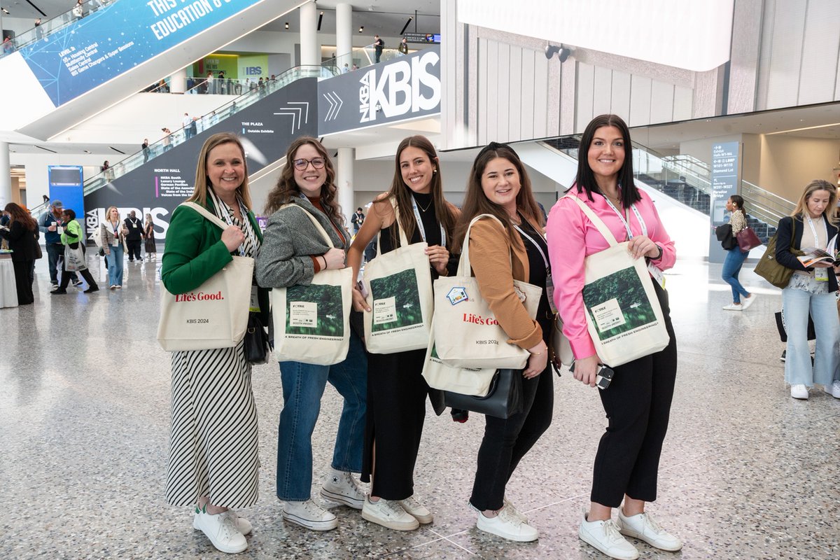 KBIS's tweet image. No one loves a tote more than we do! 😍 

Tell us what goodies you snagged at #KBIS2024 and fill us in on your must-have swag items from this year&apos;s show!