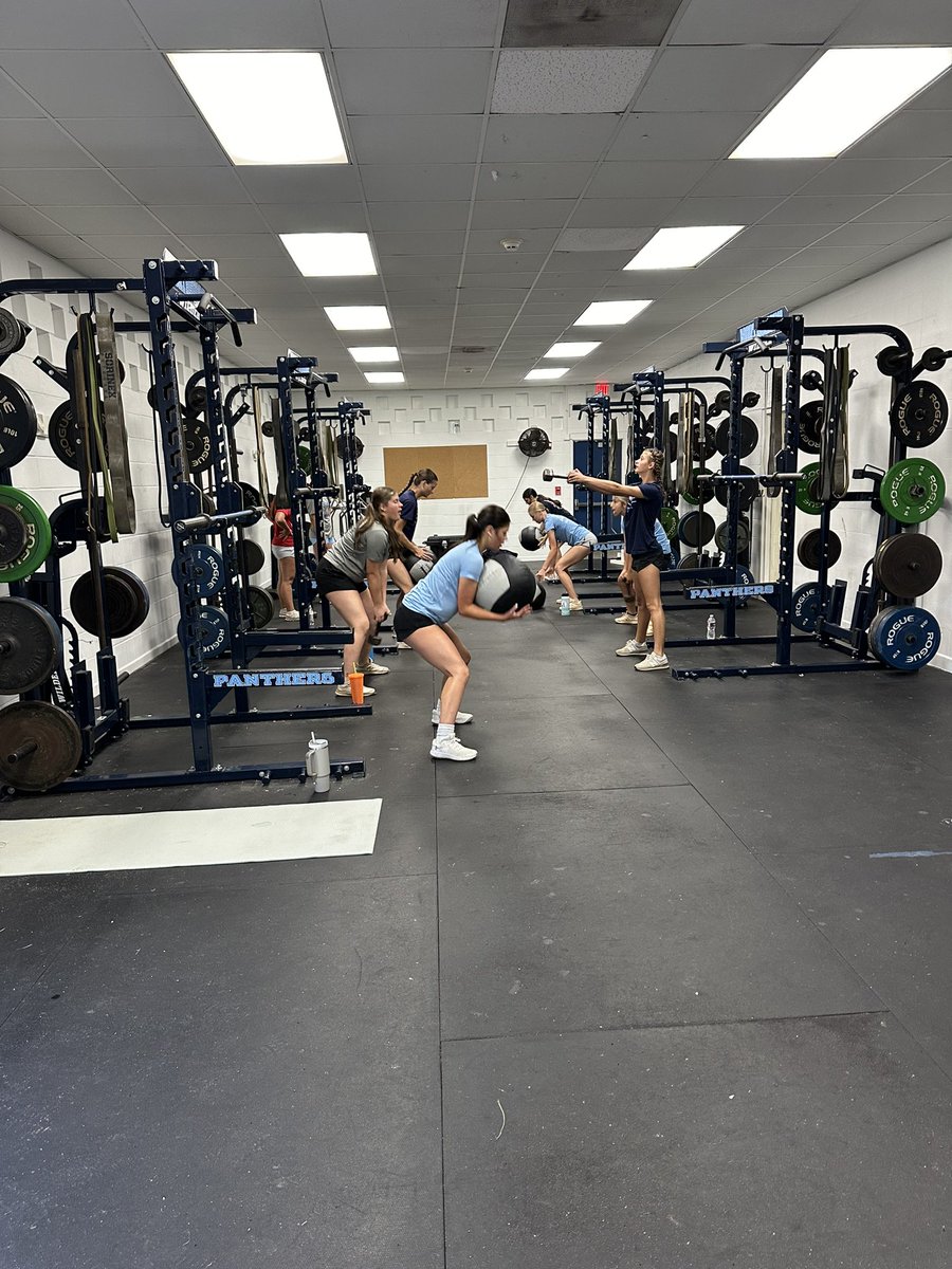 Nothing like starting off your weekend getting after it!! 💪🏋️
They are putting in the work this summer no doubt.