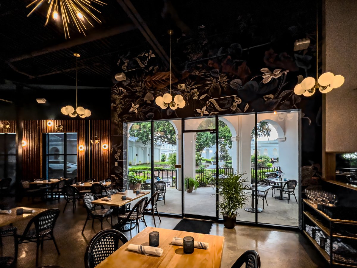 Lettermans's tweet photo. Setting the Mood at SoLou's New Lafayette Location! 🌟✨ We're thrilled to have transformed the space with our custom wall coverings, adding a touch of elegance and beauty to the restaurant. Visit SoLou and experience the ambiance firsthand! #SoLouLafayette #lettermans https://t.co/XkDiDzaRPB