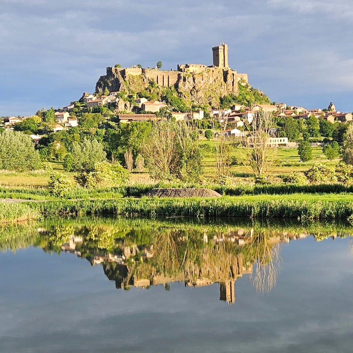 POLIGNAC parmi les plus beaux villages de #France 🏰😍#lepuyenvelay #chemindesaintjacques #compostelle 📸 Mongolfieres en Velay