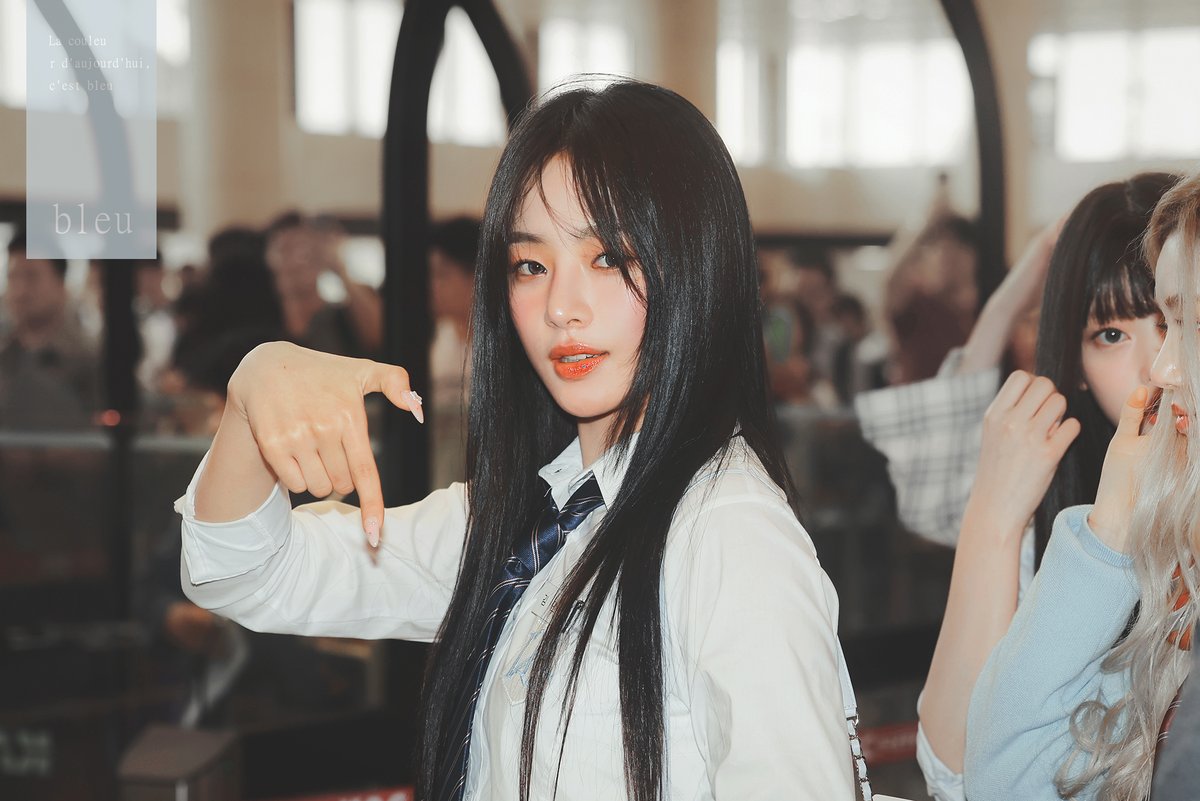 240620
손가락도 이렇게 힙할 수 있나요.. 🧸🐰🥰
(사실 처음에 뭔지 모르고 내려가라는 건 줄 알았음)

민지 뉴진스 MINJI NEWJEANS