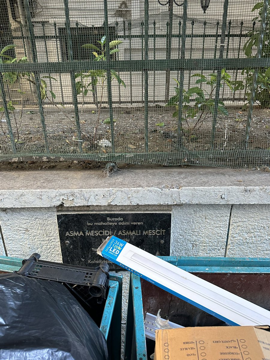 Asmalı Mescid’e adını veren türbe çöplerin arkasında kalmış.Çöpleri oradan kaldırtabilir miyiz? <a href="/BeyogluBld/">Beyoğlu Belediyesi</a> <a href="/inanguney/">inan güney</a>