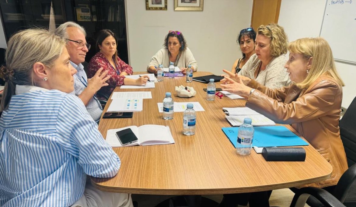 El gerente de AP de Tenerife, Jesús Delgado ha mantenido un encuentro con las sociedades científicas SEMG_Canarias, Sociedad Canaria de Medicina Familiar y Comunitaria, APapCanarias y con el sindicato CESM TENERIFE para abordar las especificidades de la profesión. 
#SEMG_Presente