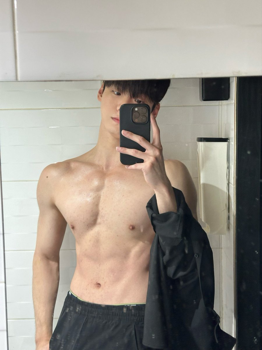 털이 너무 많아서 못 올렸었던 오운완을 위해 왁싱을 해보았습니당!
(항상 스튜디오 촬영하다 셀카 찍으니 어색어색)