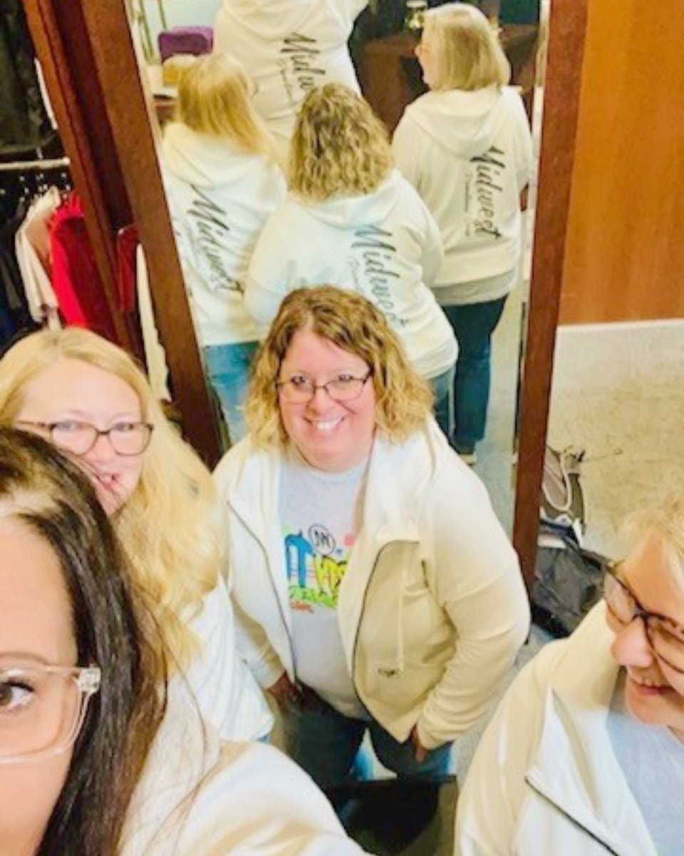 MidwestPromoGrp's tweet photo. Say Cheese 📸
Happy National Selfie Day from our team to yours ✨

#nationalselfieday #selfie #selfieday #goteam #workculture #saycheese #selfietime https://t.co/MscANLHDKC
