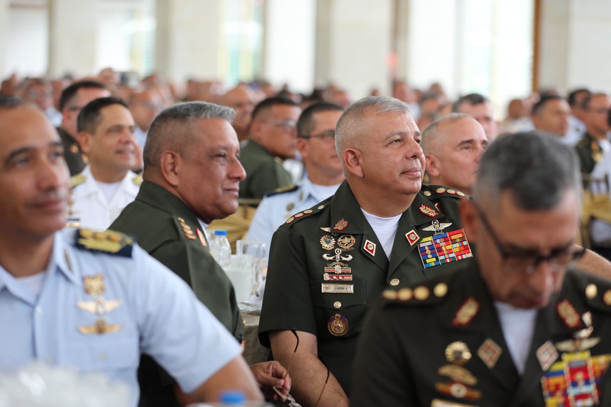 Milicia_ve's tweet photo. #21JUN || Nuestro GJ. @vladimirpadrino, Ministro del Poder Popular para la Defensa agradeció  en el Salón Venezuela del Circulo a los Oficiales de Comando, Técnicos y Asimilados, egresados de las diferentes academias y escuelas militares en el año de 1.991 y quienes pasan a la honrosa situación de la Reserva Activa por haber cumplido exitosamente sus años de servicio este próximo mes de Julio del 2.024

Desde la @Milicia_B1 agradecemos a esas mujeres y hombres, dignos hijos de nuestro Libertador Simón Bolívar.

Mujeres y hombres ejemplares de la sociedad venezolana, quienes con dedicación y sacrificio, brindaron 33 años de servicio como oficiales de nuestra #FANB, garantizando la Seguridad y Defensa Integral de la Patria.
.