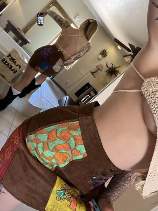 On sale Vandella&rsquo;s Closet vintage hand painted 8 panel skirt 🍄💜🤩✨💕 https://t.co/Uba9VGSbKj