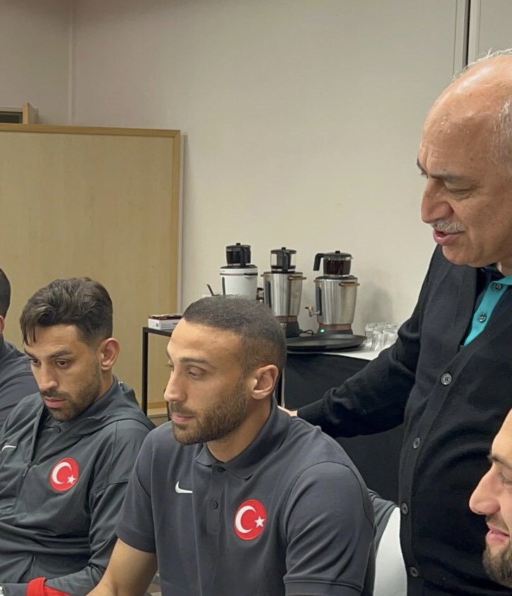 aslitanya's tweet photo. Mehmet Büyükekşi’yi gören İrfan, Cenk ve Kerem.. bu 2 kare Türk futbolunu o kadar özetliyor ki.. https://t.co/EvtXF50UjD
