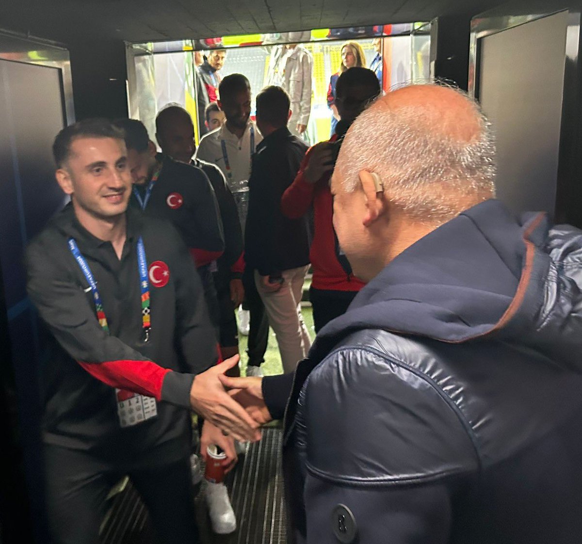 Mehmet Büyükekşi’yi gören İrfan, Cenk ve Kerem.. bu 2 kare Türk futbolunu o kadar özetliyor ki..