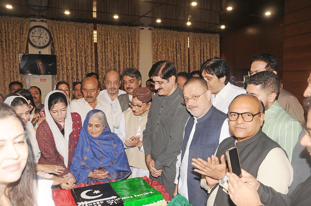 awais_shah01's tweet photo. سندھ اسمبلی میں شہید محترمہ بینظیر بھٹو کی 71 ویں سالگرہ کی تقریب منعقد کی گئی، تقریب میں بی بی آصفہ بھٹو زرداری نے خصوصی شرکت کی، اس موقع پر بی بی آصفہ بھٹو زرداری نے وزیر اعلیٰ سندھ سید مراد علی شاہ، صوبائی وزراء اور ایم پی ایز کے ہمراہ سالگرہ کا کیک کاٹا۔
@AseefaBZ 
@MuradAliShahPPP 

#HBDShaheedBenazir