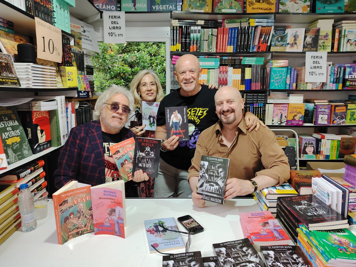 Firmando ejemplares de mi nueva novela en la feria del libro de Madrid...