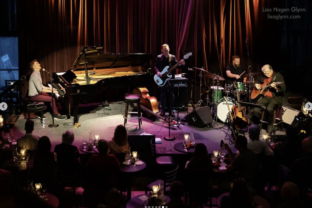 Thank you, Seattle fans and <a href="/Jazz_Alley/">Dimitriou's Jazz Alley</a> . That was lots of fun. Photo: Lisa Hagen Glynn
---
#musicianslife #Seattle #concerts #jazzmusician  #singersongwriter #thankyou #grateful