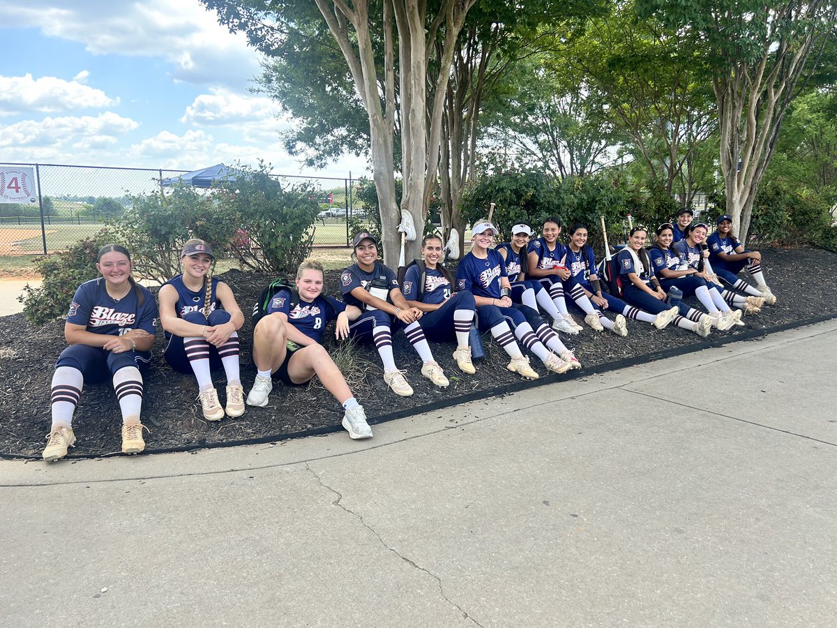 Chillin’ in the shade!!😎 Pitchers have a 1.867 ERA through the first 3gms at Scenic City!! #dealing <a href="/alvarenga_karly/">Maria “Karly” Alvarenga</a> <a href="/alexusworthy09/">alexus worthy</a> <a href="/BelGanter/">Bel Ganter</a> <a href="/LainyJorjaF/">Lainy Jorja Fuentes</a> @soso_valencia3