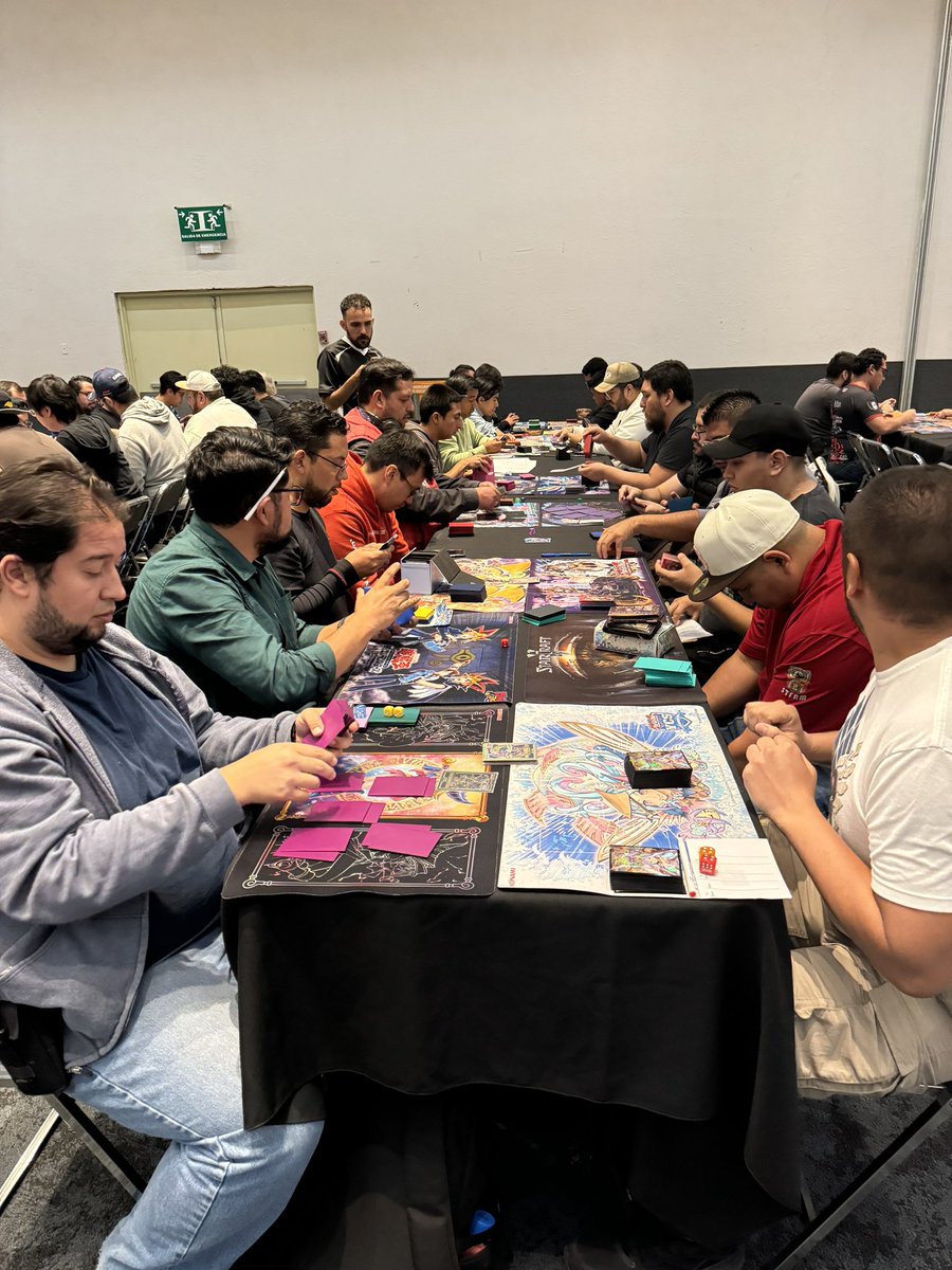 DevirMexico's tweet photo. Decenas de Duelistas compiten en este momento en #LastChanceQualifiers 👀. Pero sólo uno de ellos podrá calificar y pasar al #WCQ de mañana. ¡Así se vive #YuGiOhTCG! ¿Quién ganará ese puesto? 🥶
.
#Konami #Devir #DevirMexico #WTC https://t.co/ZMBcz7LDAM