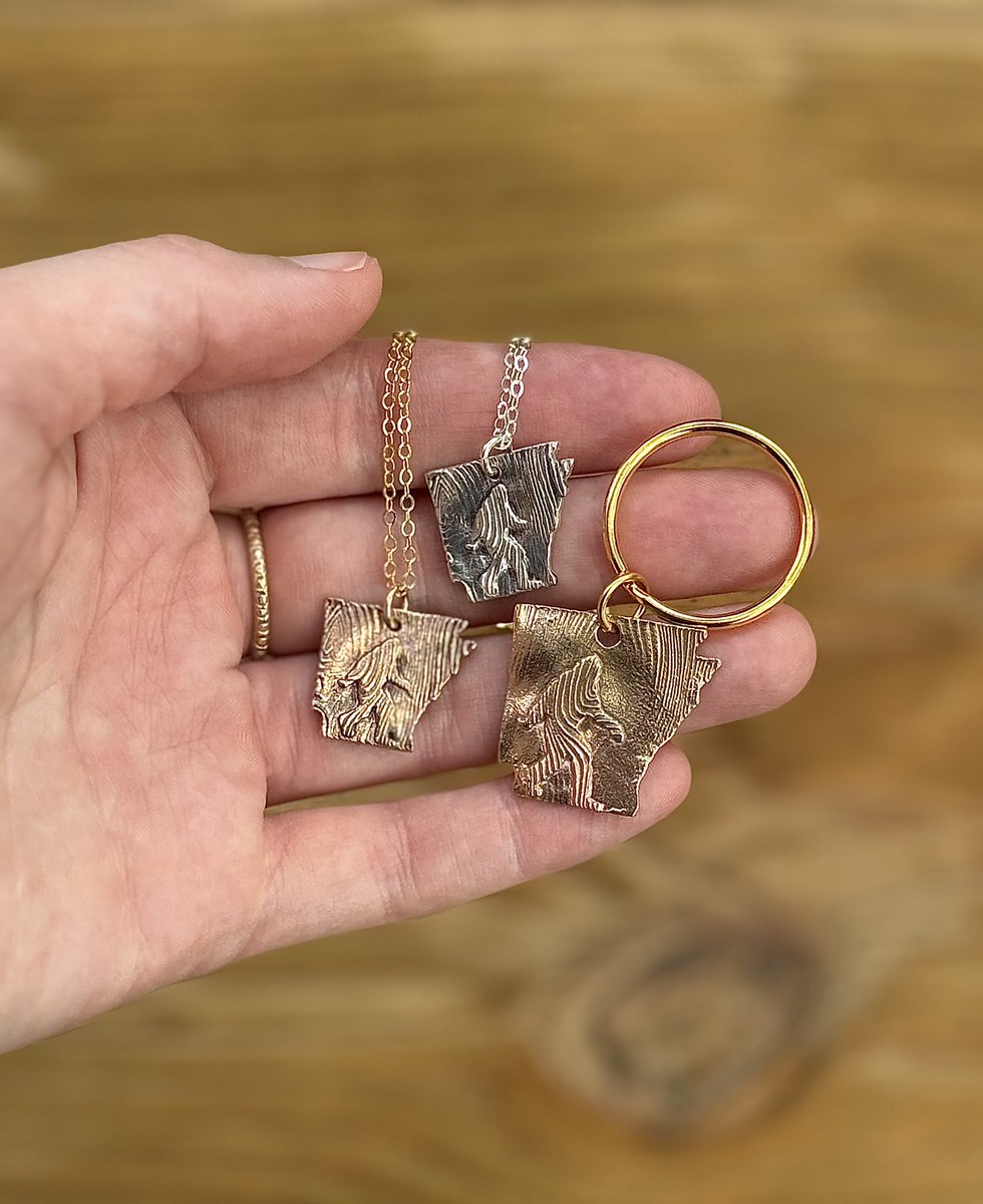 ‼️ BIGFOOT SIGHTING ‼️ When: June 21, 2024. 3:25 pm. Where: On my website, around my neck and on my keys 👣 I gave this one a special Arkansas touch 👀 bangupbetty.com/shop/bigfoot-a…