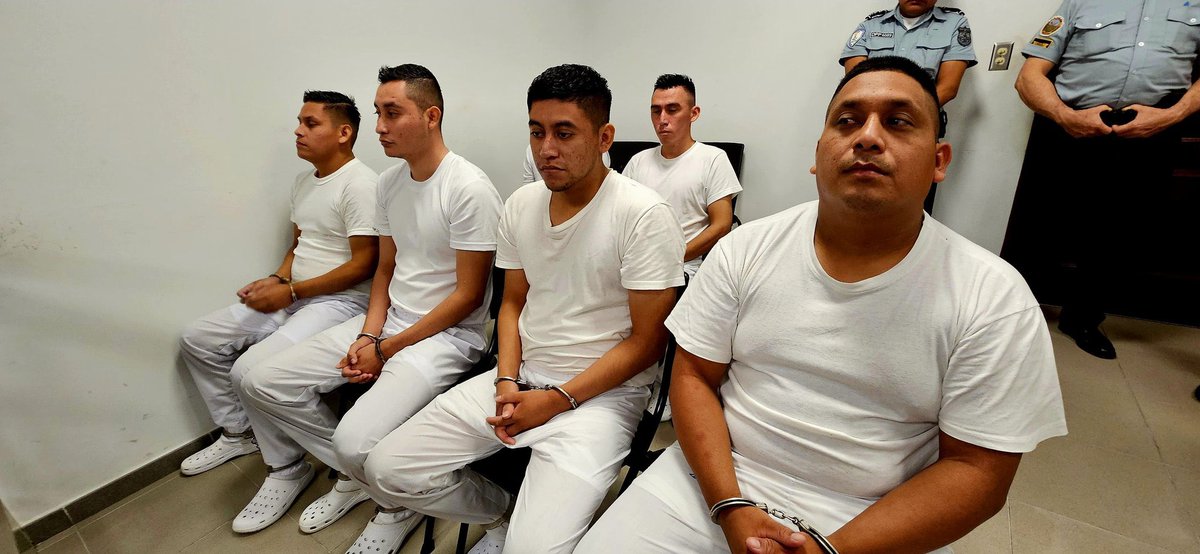 leonardoc1_'s tweet image. 🚨Liberan a cinco de los seis militares implicados en violación de una niña en playa Mizata 

La autoridad judicial decidió otorgarles a cinco militares el sobreseimiento definitivo por los cargos y dejarlos en libertad.
 🔗👇🏻diario.elmundo.sv/nacionales/exo…