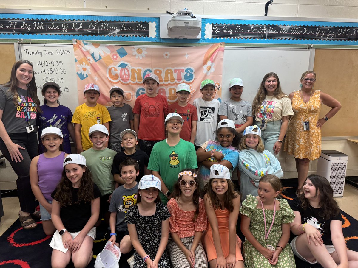 misssantarsiero's tweet photo. Happy Last Day of School 🎉🎉🎉Peace out 4th grade!!!✌🏼💕 Summer, here we come!☀️🌊 https://t.co/PwcjYkALZI