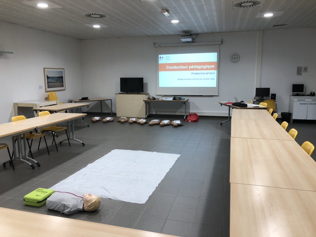 Aujourd’hui s’est tenue une formation aux gestes qui sauvent .
Je suis fière de former les ambassadeurs du secourisme de demain.
Nos personnels et nos stagiaires de seconde ont pu s’exercer notamment à la RCP.♥️Merci à eux d’être volontaire.<a href="/DSDEN55/">DSDEN55</a> <a href="/acnancymetz/">Académie de Nancy-Metz</a>