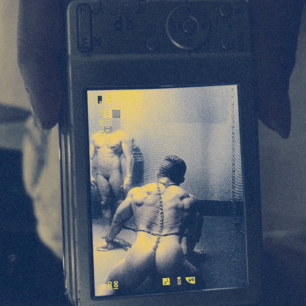 Who's the eunuch 
who's the castrated dog
Can you tell
But the same thing
Lost freedom forever, turned into a toy
Being played by men, being controlled by men
Pain, regret, pleasure