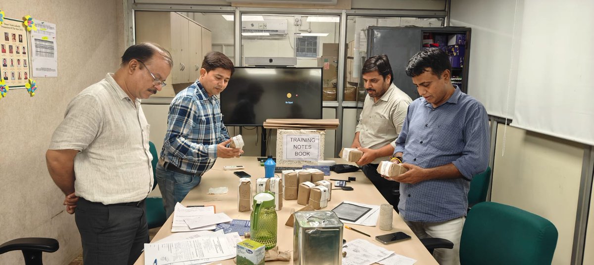 nhm_rajasthan's tweet photo. #मिलावट के खिलाफ अभियान
नकली घी के मामले में सरस डेयरी ने डी-मार्ट एवं खण्डेलवाल एण्ड कंपनी के विरूद्ध एफआईआर
करवाई दर्ज
विभिन्न स्थानों पर प्रो-वैदिक घी का स्टॉक सीज किया
डी मार्ट के लालकोठी स्टोर पर भी 600 लीटर सरस घी संदेह के आधार पर सीज किया और सैम्पल लिए गए। https://t.co/rMPpkMbUyA