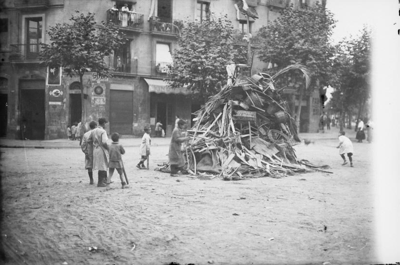 Preparant la foguera de Sant Joan (c. 1920).

📷 Brangulí / ANC