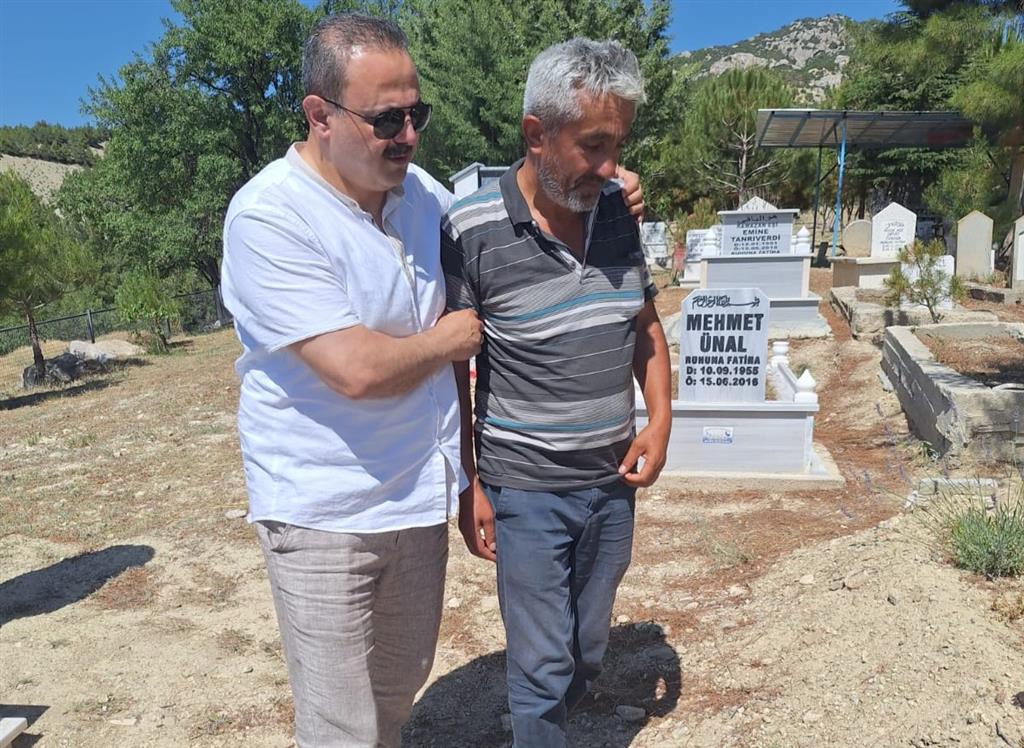 aksarayedutr's tweet image. Rektör Arıbaş Mine Nur Uysal’ın Kabri Başında Dualar Etti

Rektör @profalpayaribas, 2023 yılının aralık ayında geçirdiği trafik kazası nedeniyle hayatını kaybeden ASÜ Tarih Bölümü öğrencisi Mine Nur Uysal’ın kabrini ve ailesini ziyaret etti.

🔗aksaray.edu.tr/rektor-aribas-…